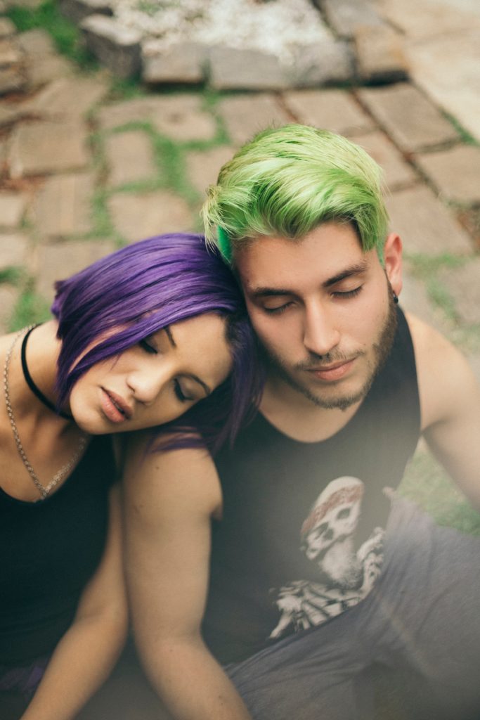 cabello verde hombre pareja